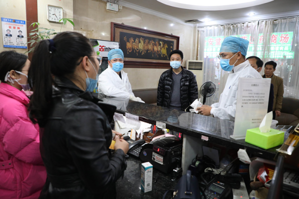 2.7羅局在陽春雅苑商務旅社指導市人民醫(yī)院進行房間消毒、連接電腦等準備接入工作_副本.jpg