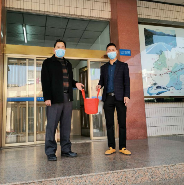 捐贈(zèng)口罩現(xiàn)場圖.jpg