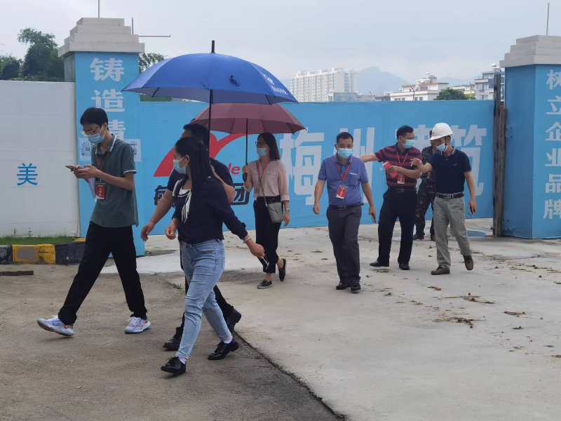 圖為我局聯(lián)合其他部門到敏捷金玥灣項目進(jìn)行創(chuàng)文檢查.jpg