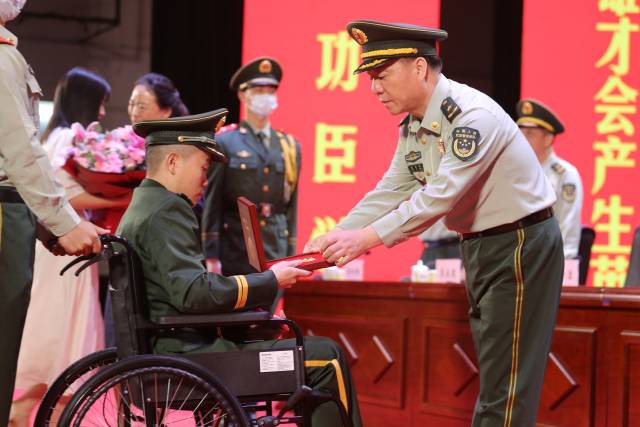 林清平接過一等功獎(jiǎng)?wù)录蔼?jiǎng)勵(lì)證書