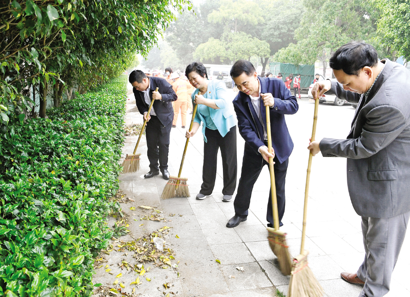 DSC_2924市領(lǐng)導(dǎo)衛(wèi)生大掃除.jpg