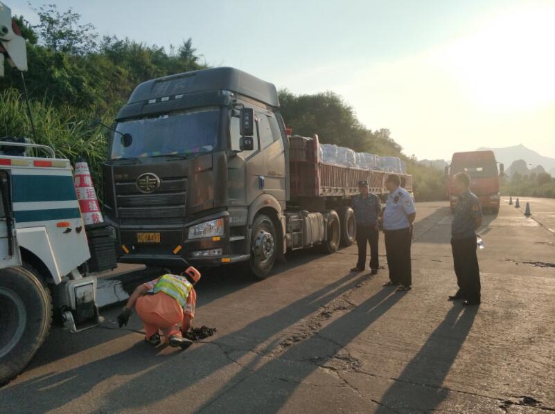 為市交通、公安交警部門聯(lián)合整治國道G325線潭水路段“百噸王”貨車(圖1).jpg