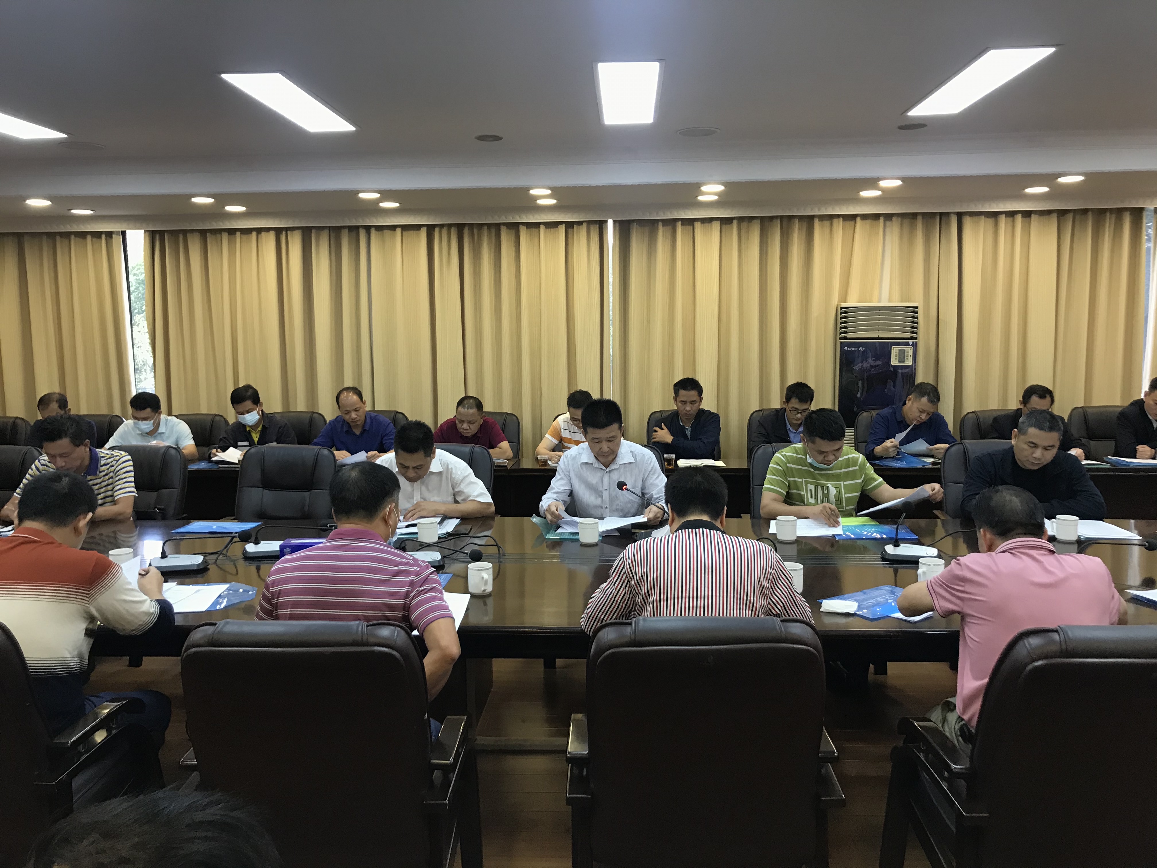 2020年11月25日，李孟卓局長在市政府二樓會議室主持召開全市應(yīng)急預(yù)案編制修訂工作推進(jìn)會及市天然氣泄漏事故應(yīng)急演練協(xié)調(diào)會1.JPG