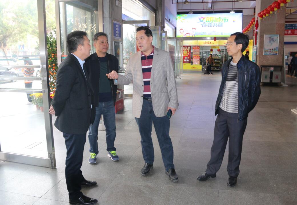圖為張錦勇局長（右二)到陽春市汽車客運站指導檢查春運工作.jpg