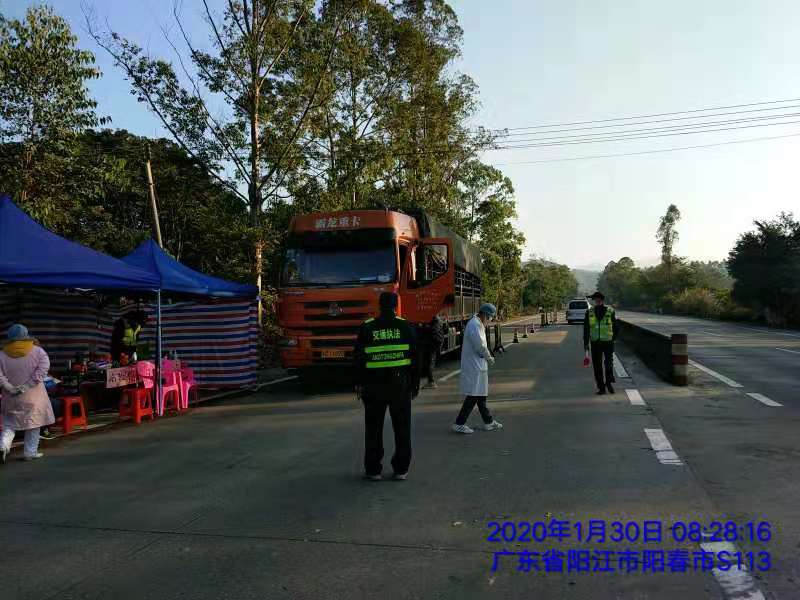 圖為交通行政執(zhí)法人員在春灣鎮(zhèn)入市通道協(xié)助醫(yī)務(wù)人員排查過(guò)往車(chē)輛.jpg