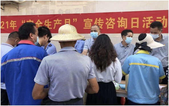 市應(yīng)急管理局開展“安全生產(chǎn)月”宣傳咨詢?nèi)栈顒?dòng)01.png